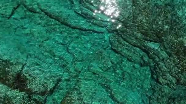 Vista desde el dron hasta el agua azul. Agua clara desde arriba. Piedras bajo el agua — Vídeo de stock