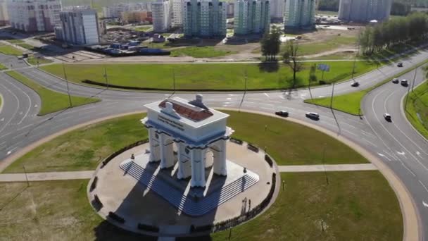 The arch at the entrance to Mogilev. In honor of the 750th, Belarus. — Stock Video