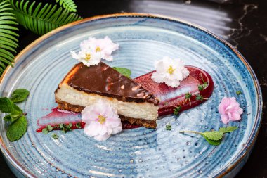 Çikolata kaplı cheesecake ve kızılcık reçeli