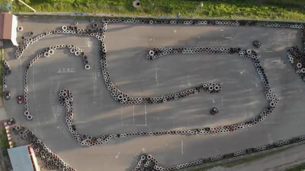 Vista aérea desde arriba dos coches de karting recorren la pista — Vídeo de stock