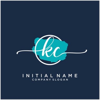 Fırça çemberli Kc İlk el yazısı logosu tasarımı. Moda, fotoğrafçılık, düğün, güzellik ve iş için logo.