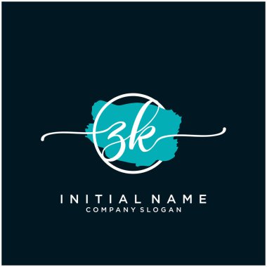 Fırça çemberli Zk el yazısı logosu tasarımı. Moda, fotoğrafçılık, düğün, güzellik ve iş için logo.