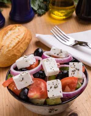 ahşap masa üzerinde Yunan salatası