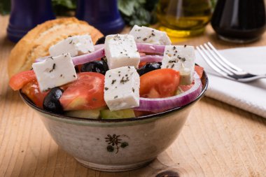 ahşap masa üzerinde Yunan salatası