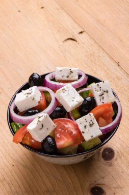 ahşap masa üzerinde Yunan salatası