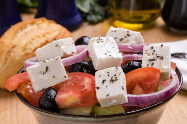 ahşap masa üzerinde Yunan salatası