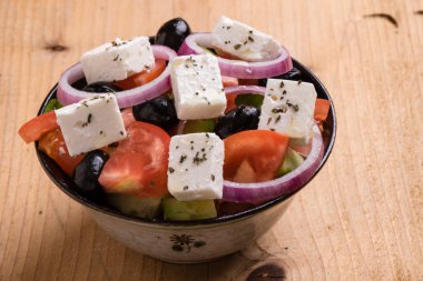 ahşap masa üzerinde Yunan salatası