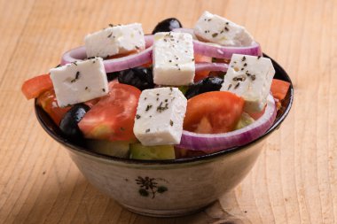 ahşap masa üzerinde Yunan salatası