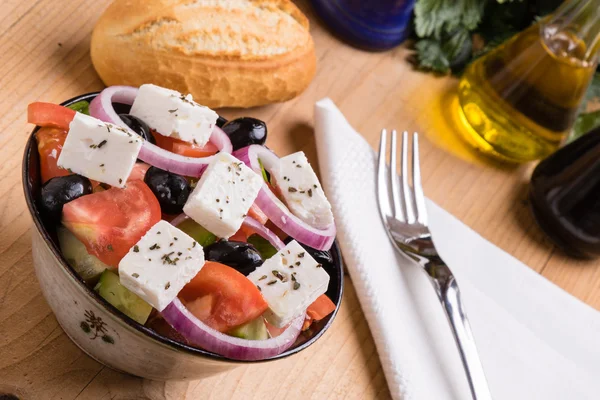 Griechischer Salat auf Holztisch — Stockfoto