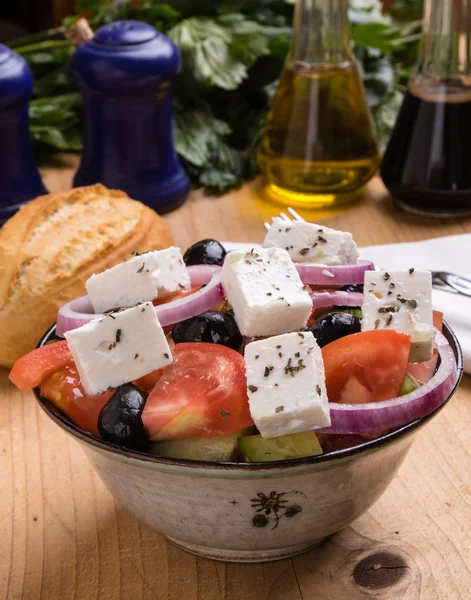 Salada grega em mesa de madeira — Fotografia de Stock