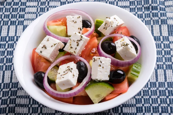 Griechischer Salat in weißer Schüssel — Stockfoto