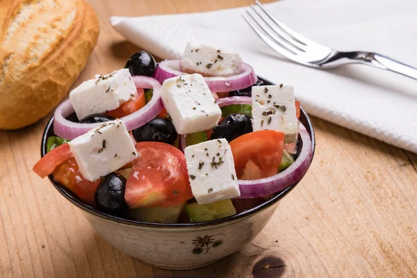 Греческий салат на деревянном столе — стоковое фото