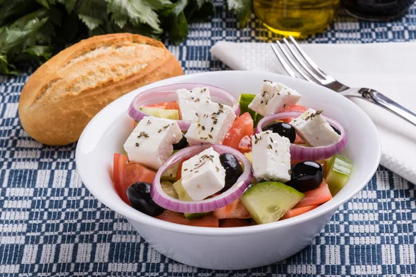 Griechischer Salat in weißer Schüssel — Stockfoto
