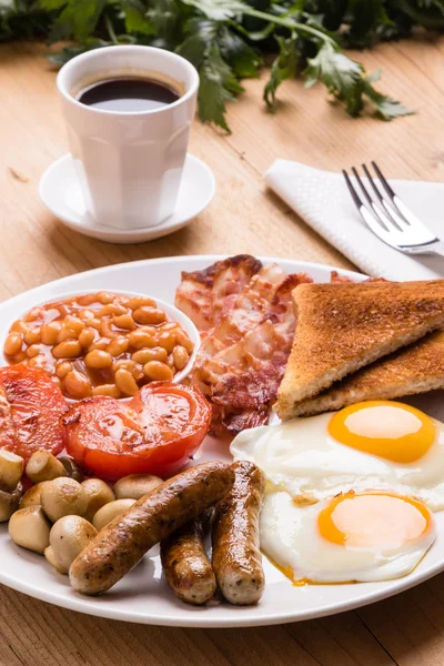 Rústico pequeno-almoço inglês completo — Fotografia de Stock