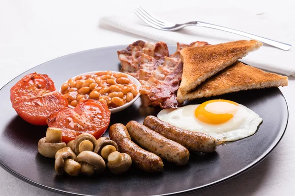 Desayuno inglés completo en plato negro — Foto de Stock