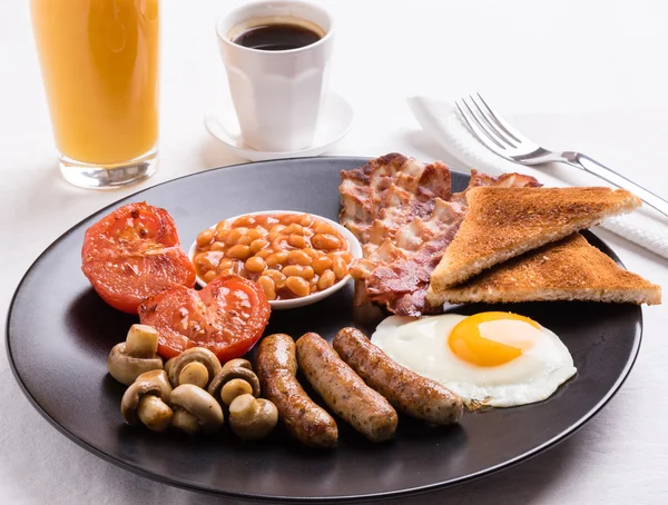 Desayuno inglés completo en plato negro — Foto de Stock
