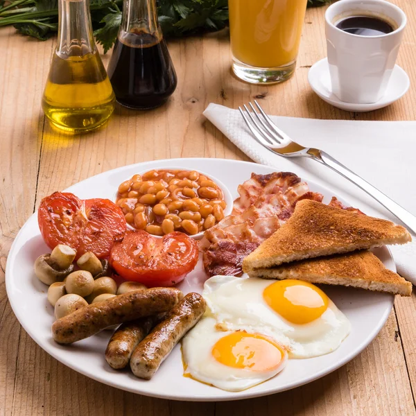 Rustik tam İngiliz kahvaltısı — Stok fotoğraf