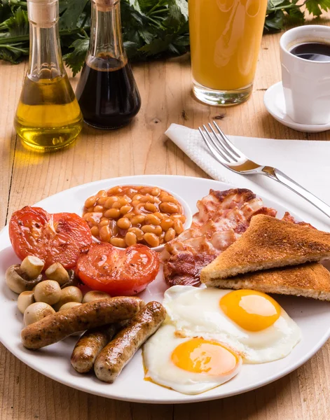 Rustikales komplettes englisches Frühstück — Stockfoto