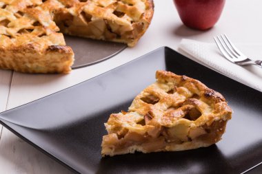 elmalı turta dilimi siyah plaka üzerinde