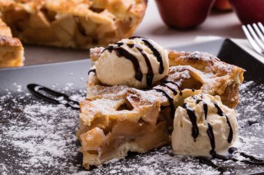 Elmalı pasta dondurma ile