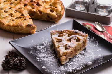 elmalı turta dilimi siyah plaka üzerinde