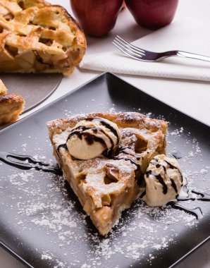 Elmalı pasta dondurma ile