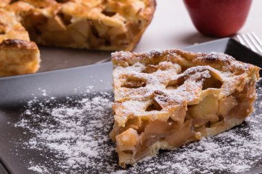 elmalı turta dilimi siyah plaka üzerinde