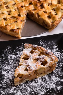 elmalı turta dilimi siyah plaka üzerinde