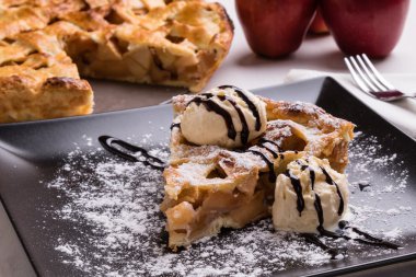 Elmalı pasta dondurma ile