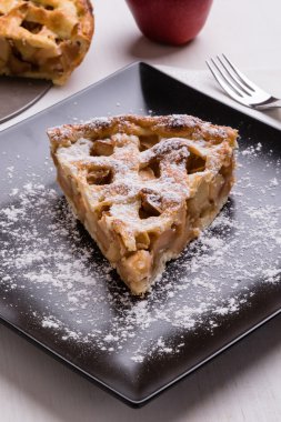 elmalı turta dilimi siyah plaka üzerinde