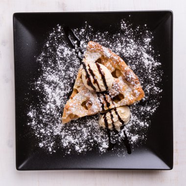 Elmalı pasta dondurma ile