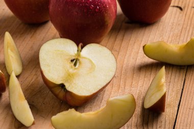 elma ahşap masanın üzerine dilimlenmiş