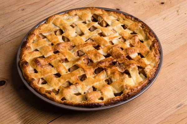 Tarta de manzana en la mesa — Foto de Stock