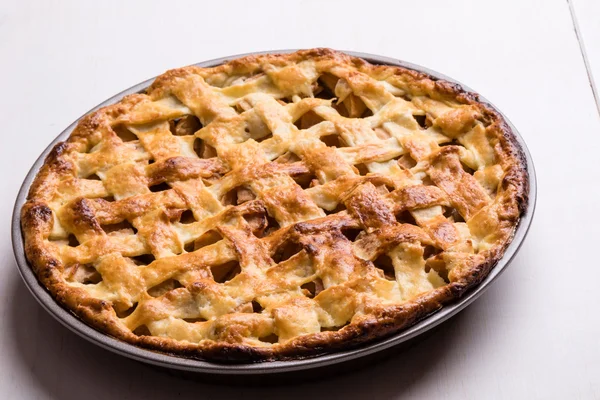 Torta de maçã na mesa — Fotografia de Stock