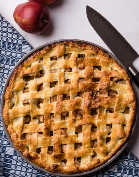Яблочный пирог на столе — стоковое фото