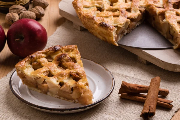 Pastel de manzana rebanada en rústico ajuste — Foto de Stock