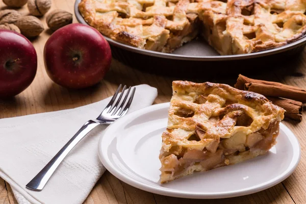 Rebanada de pastel de manzana — Foto de Stock