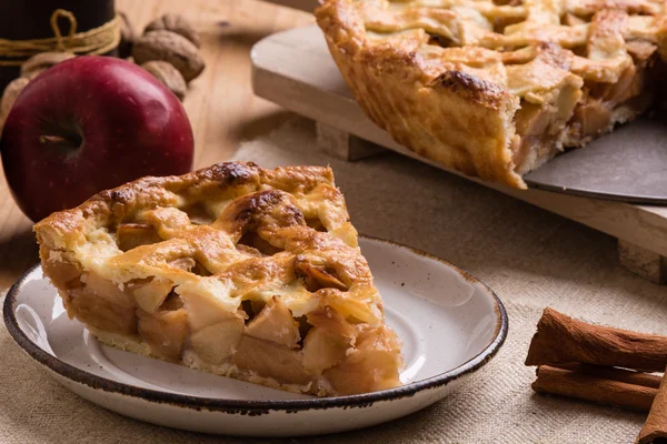 Pastel de manzana rebanada en rústico ajuste — Foto de Stock