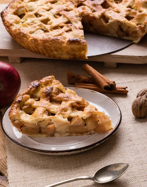 Pastel de manzana rebanada en rústico ajuste — Foto de Stock