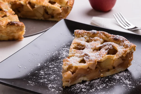 elmalı turta dilimi siyah plaka üzerinde