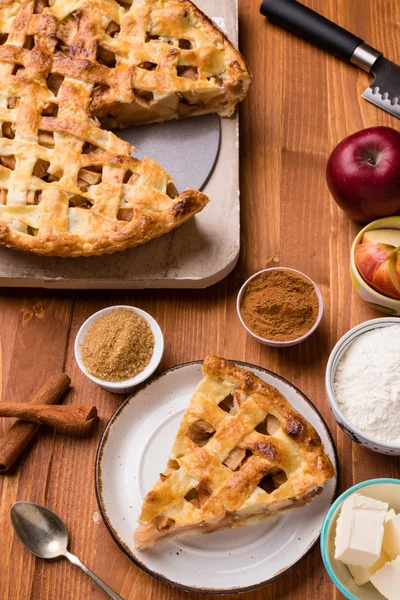 Rebanada de pastel de manzana con ingredientes — Foto de Stock