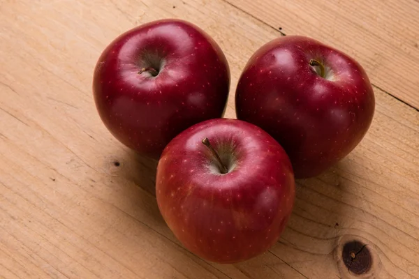 Red apple on wooden table — Stock Photo, Image