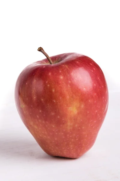 Pomme rouge sur table blanche — Photo