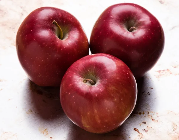 Red apple on steel plate — Stock Photo, Image