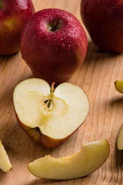 Irisan apel di atas meja kayu — Stok Foto
