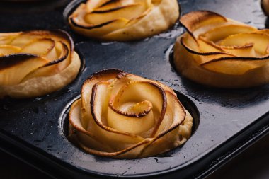 puf böreği şeklinde apple Güllü