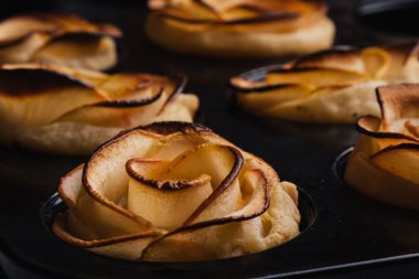 puf böreği şeklinde apple Güllü