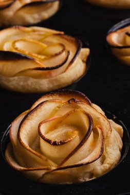 puf böreği şeklinde apple Güllü