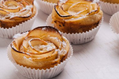 puf böreği şeklinde apple Güllü