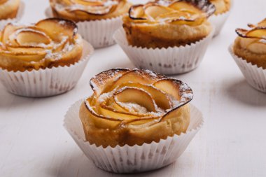 puf böreği şeklinde apple Güllü